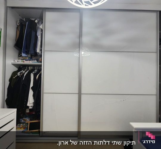 ארון בגדים עם דלתות הזזה בחדר שינה